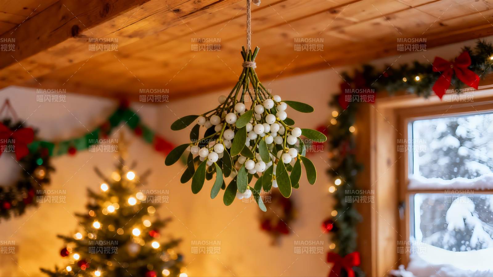 圣诞装饰下的室内温馨场景图片