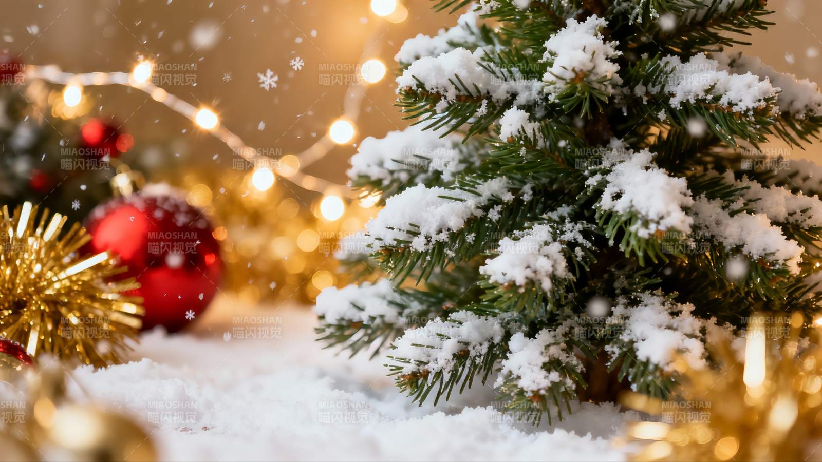 雪中圣诞树图片