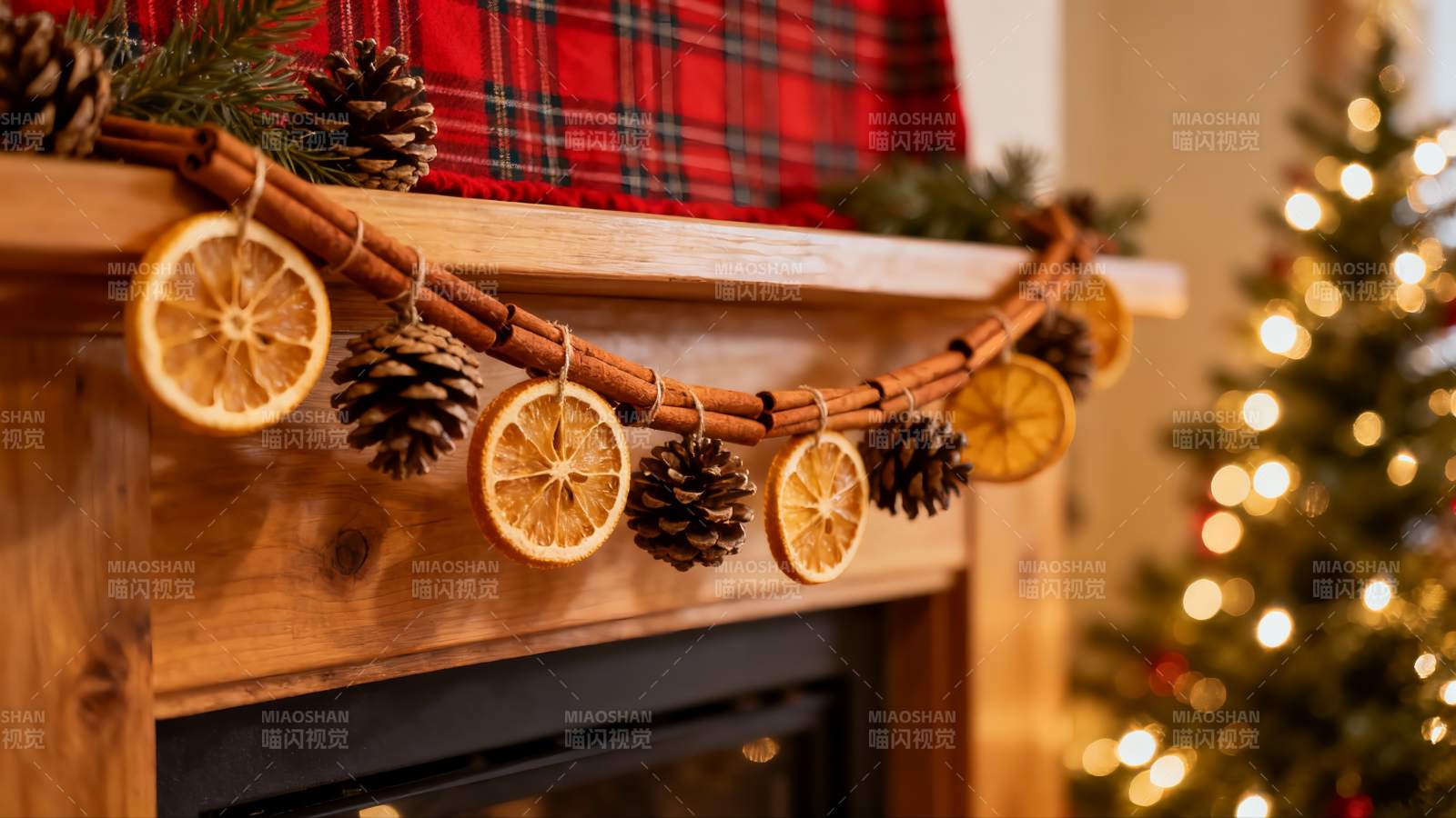 圣诞装饰挂件点缀壁炉图片