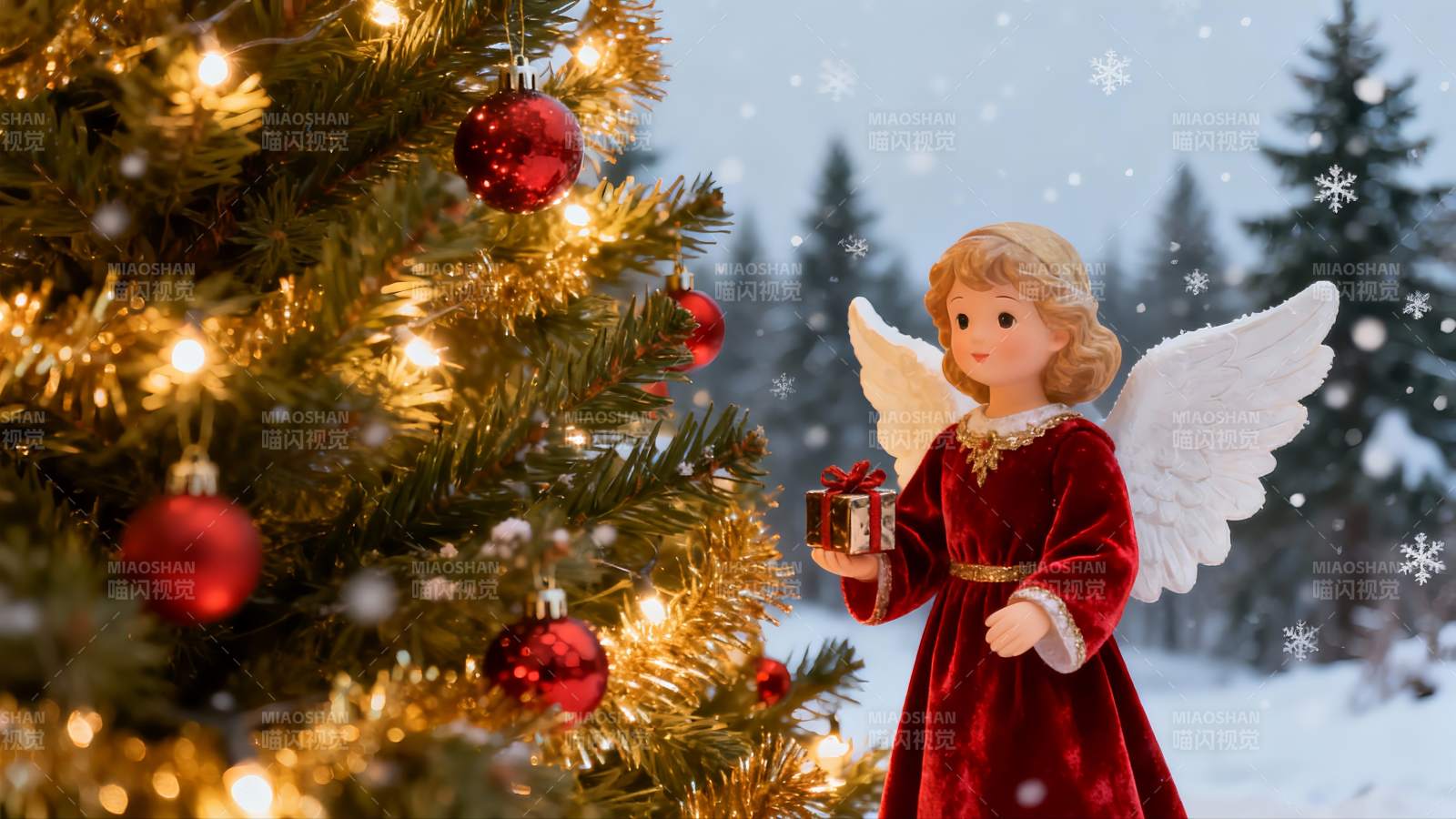 圣诞树旁的天使雕像与雪景图片
