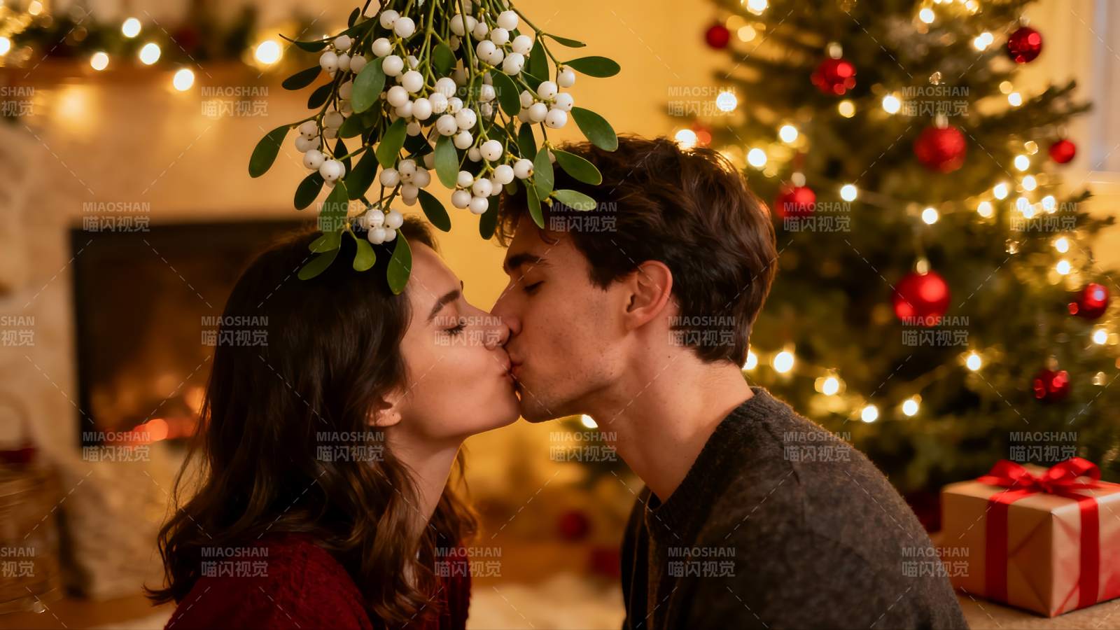 圣诞树下情侣亲吻温馨场景图片