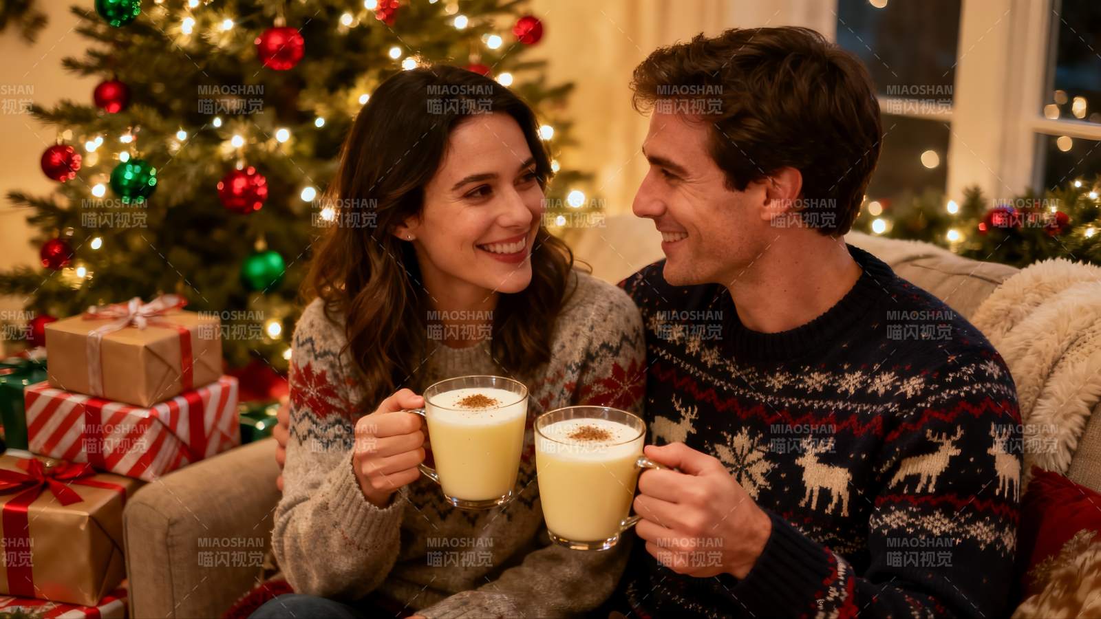 圣诞树前情侣举杯欢庆图片