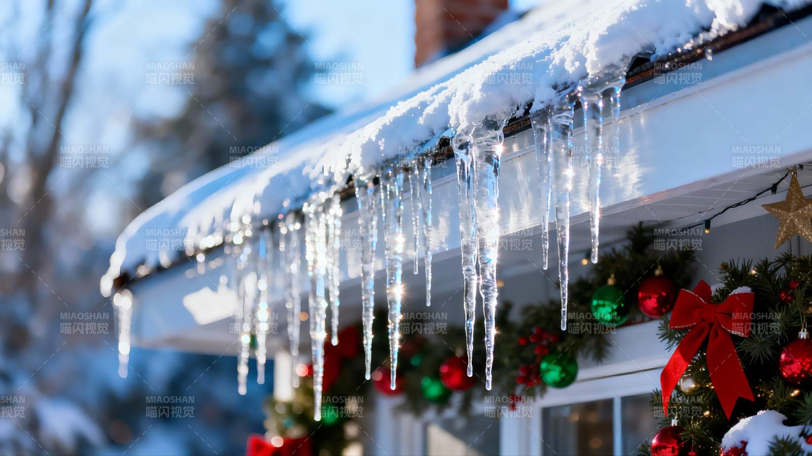 雪后屋檐冰挂与圣诞装饰图片