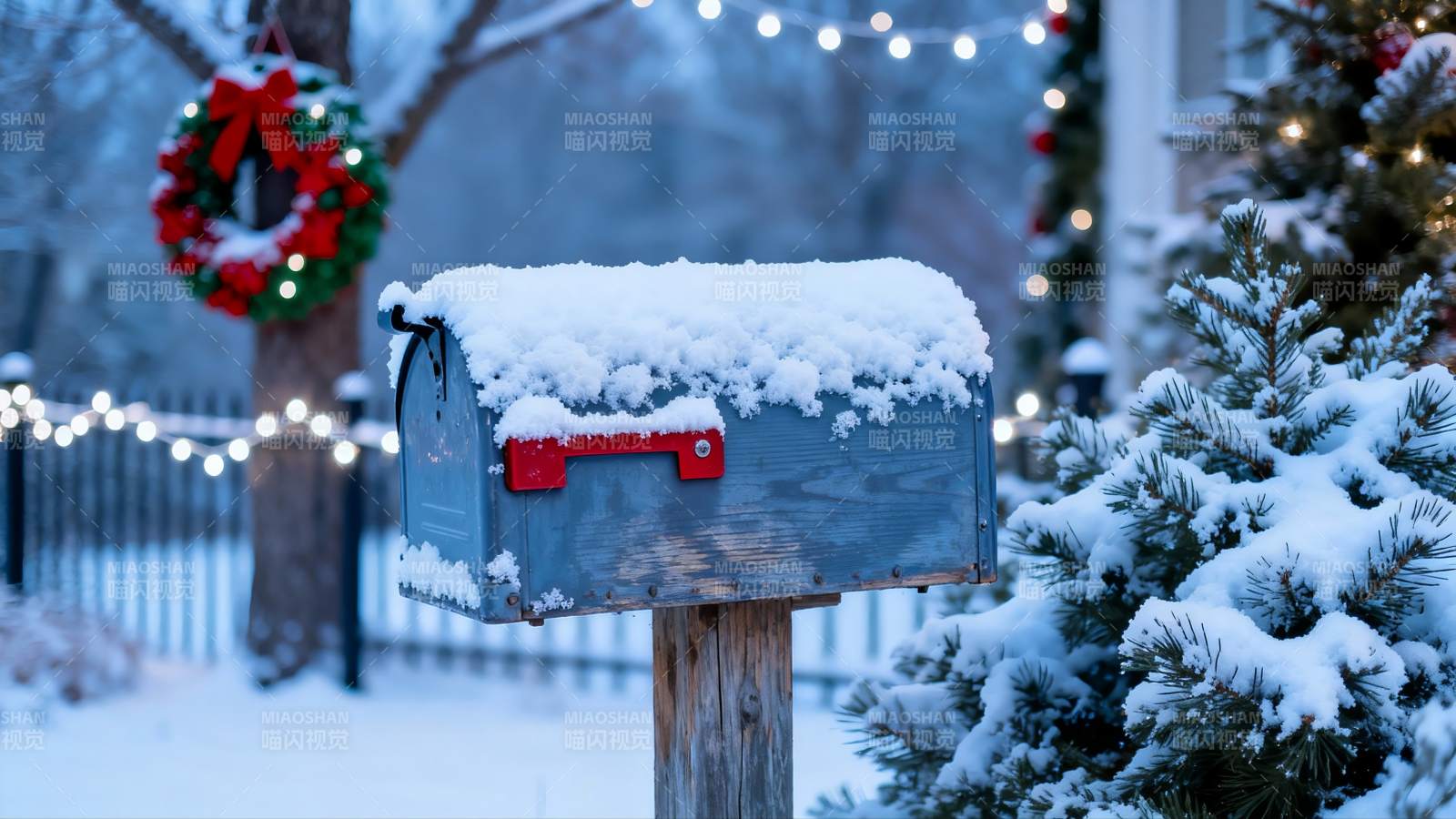 雪后圣诞邮箱与松树图片