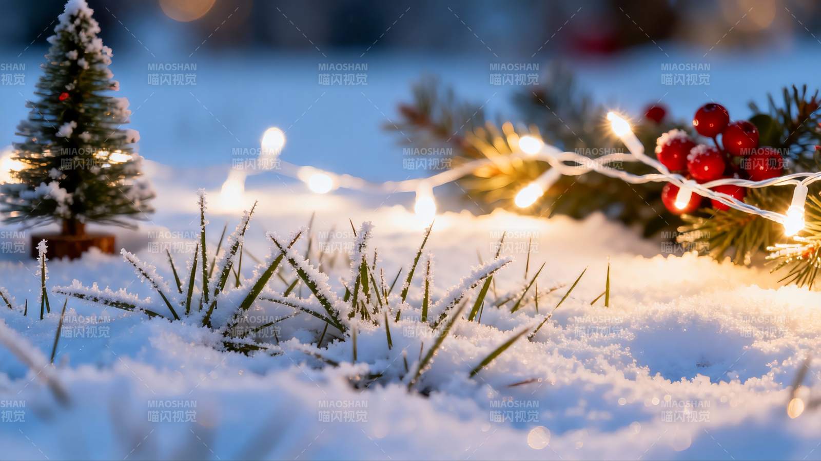 雪地圣诞装饰温馨场景图片
