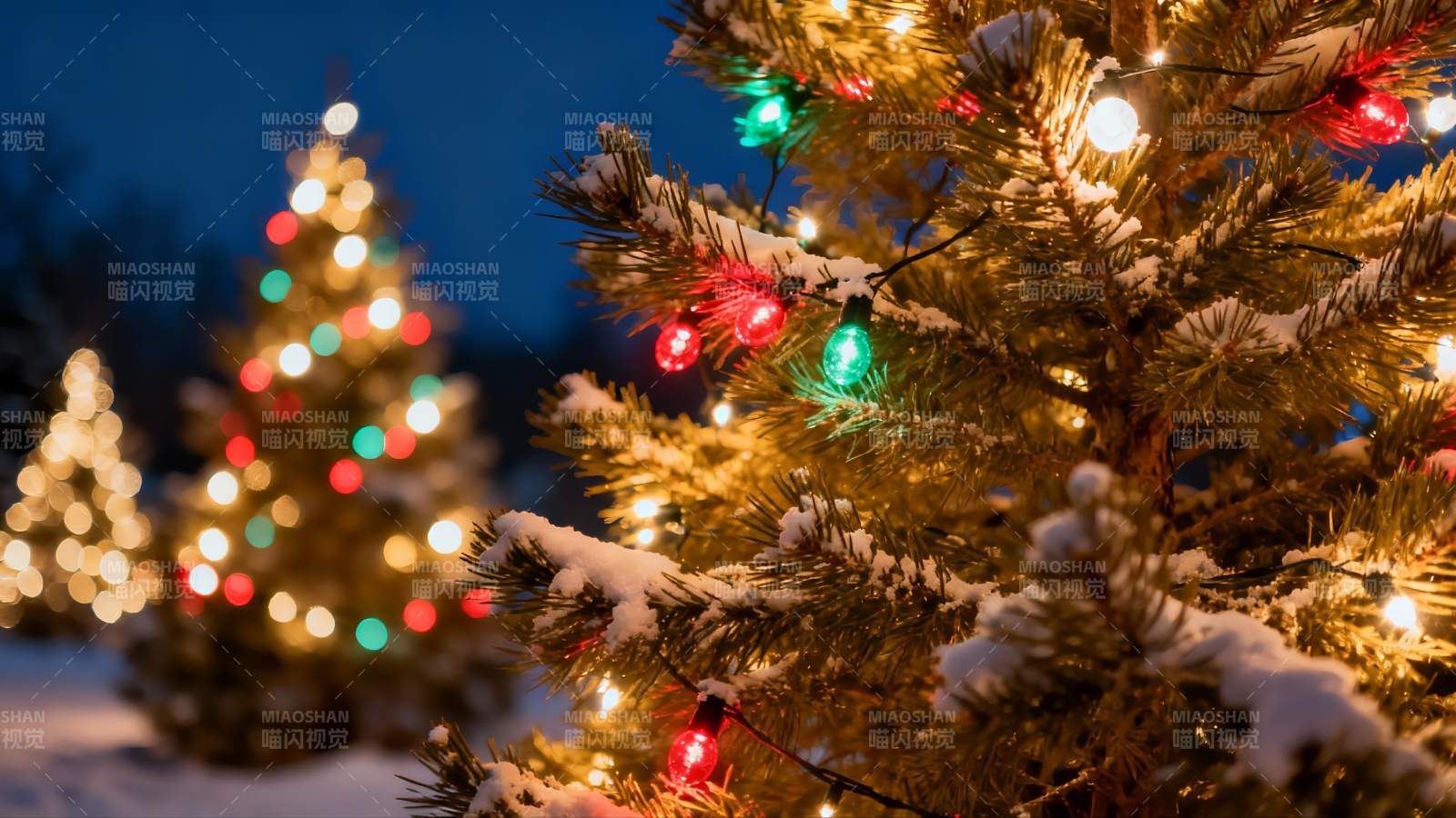 雪夜圣诞树灯光闪烁图片