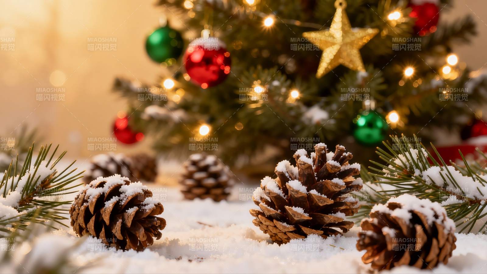 雪地松果与圣诞树装饰图片