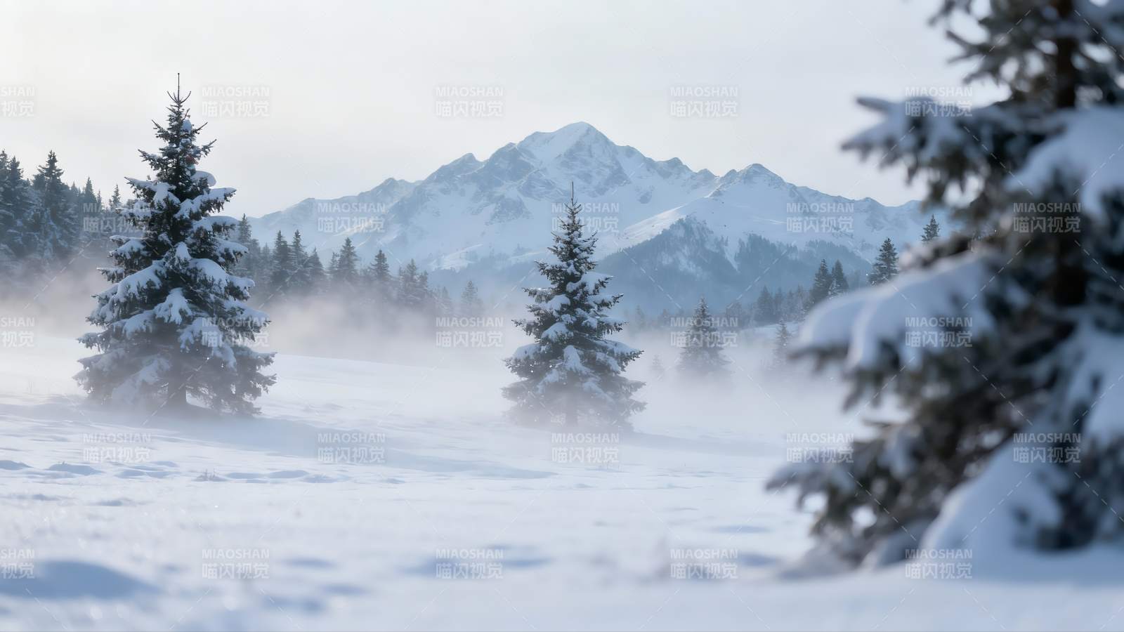 雪覆山林雾气缭绕冬日景象图片