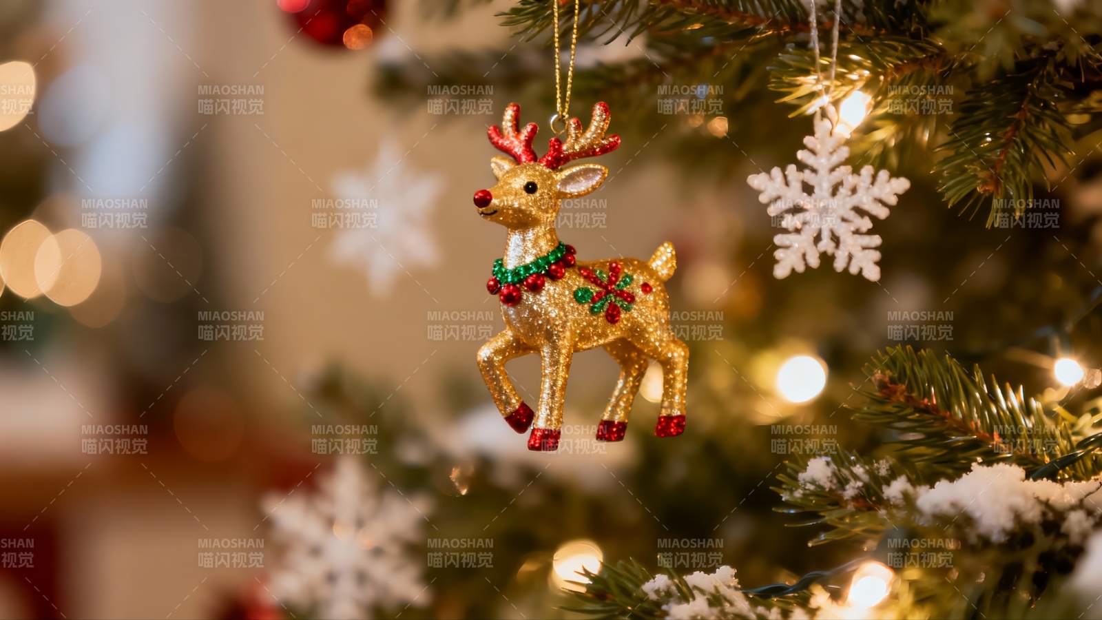 圣诞树上的金色驯鹿挂饰图片