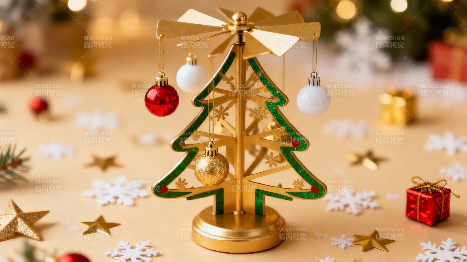 金色圣诞树装饰品节日氛围图片