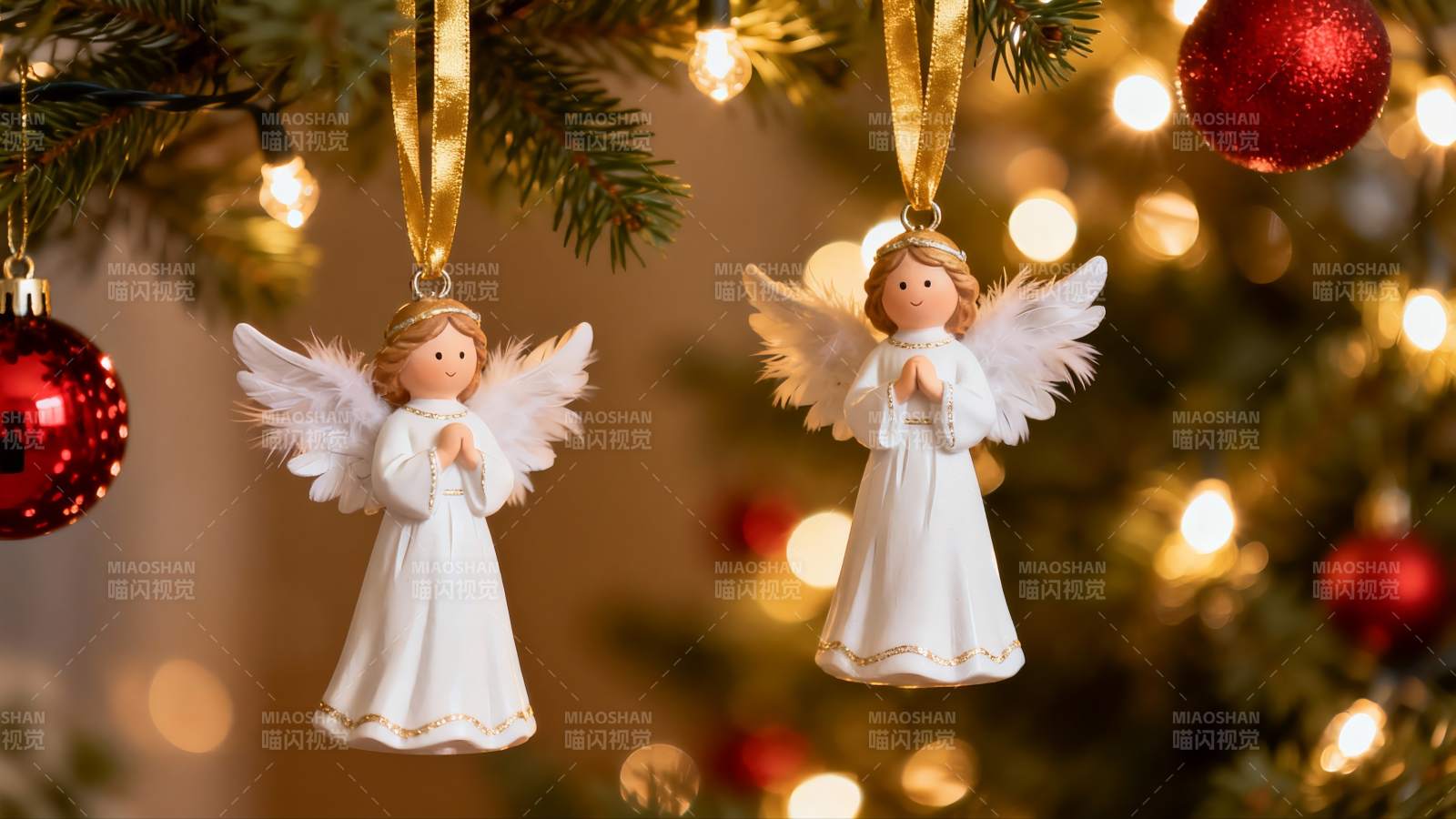 圣诞树天使挂饰温馨节日氛围图片