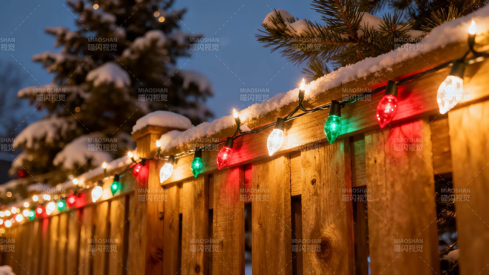 雪夜木栅栏彩灯装饰图片