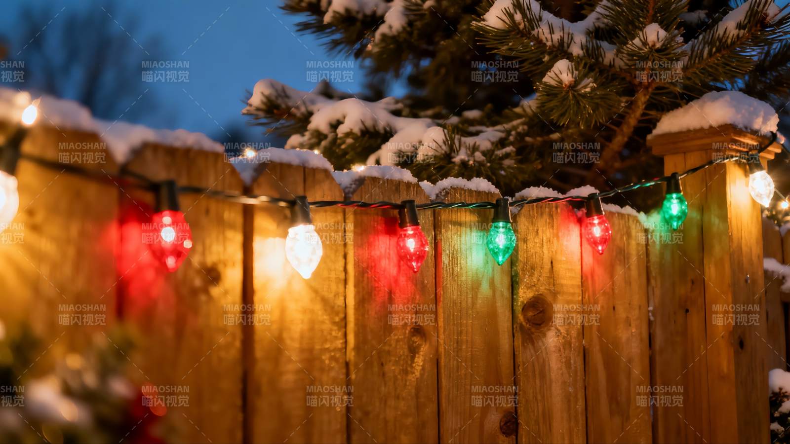 雪夜木栅栏彩灯装饰图片
