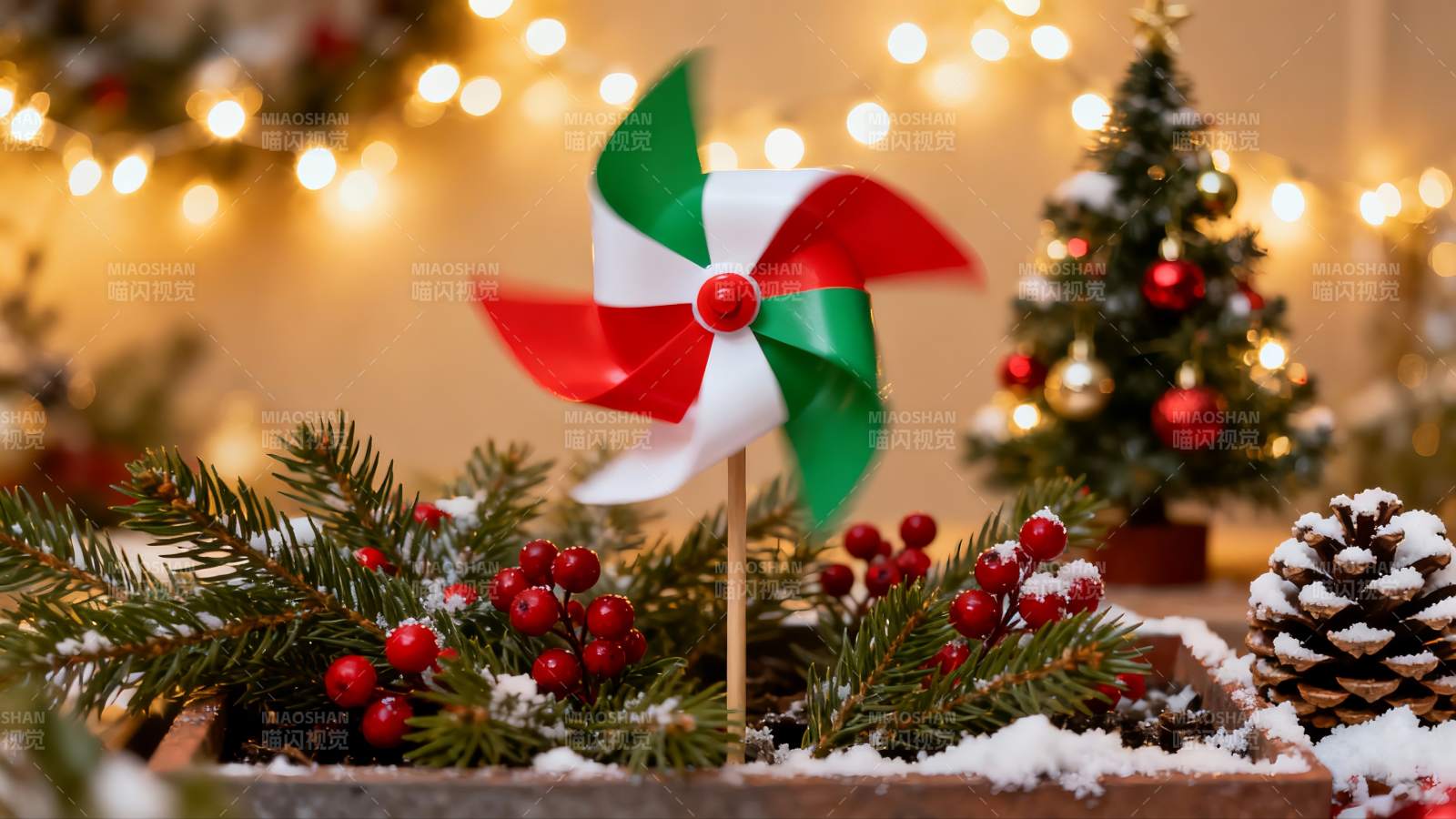 圣诞装饰风车与松枝雪景图片