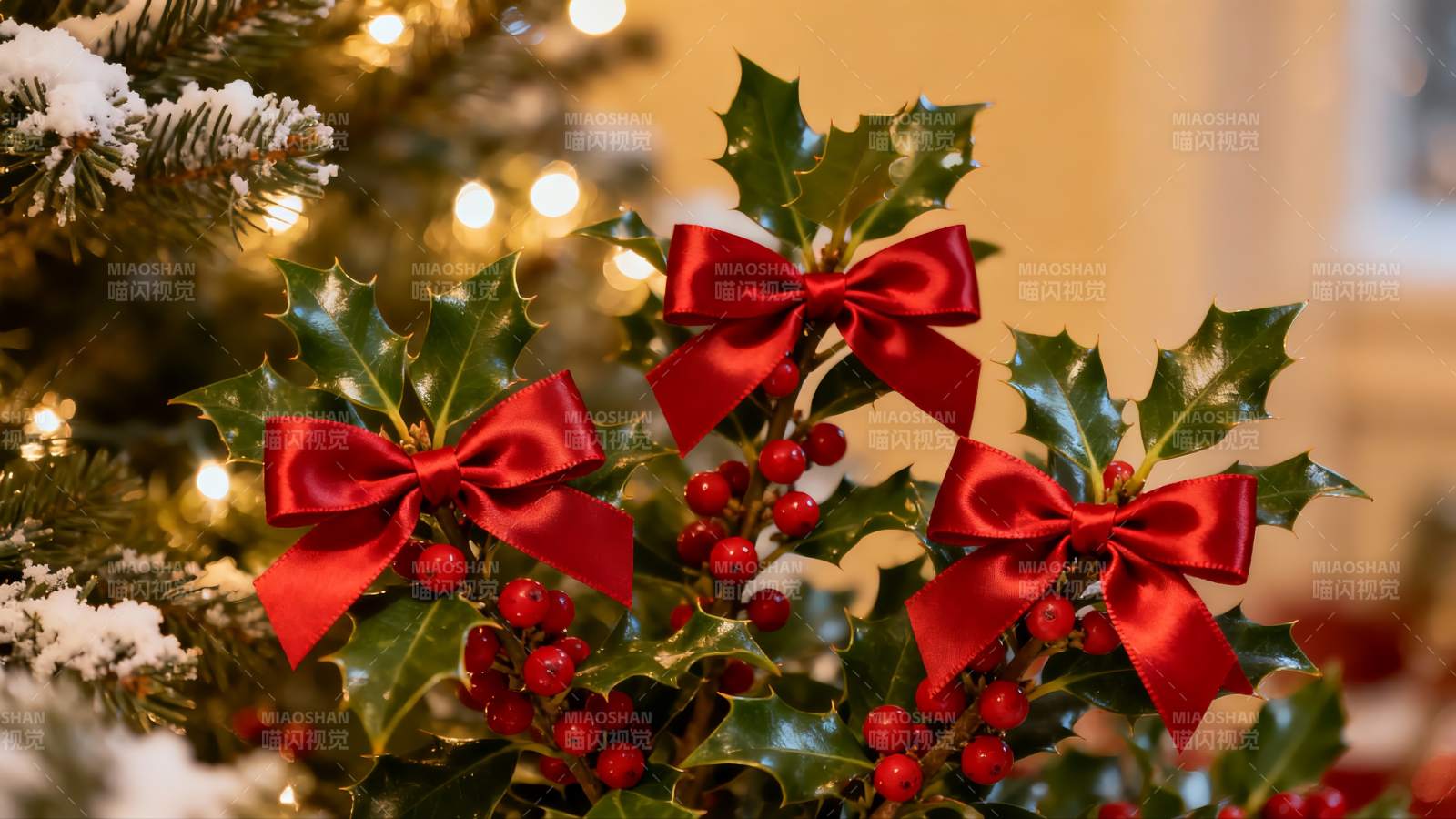 圣诞绿叶红果与红色蝴蝶结图片