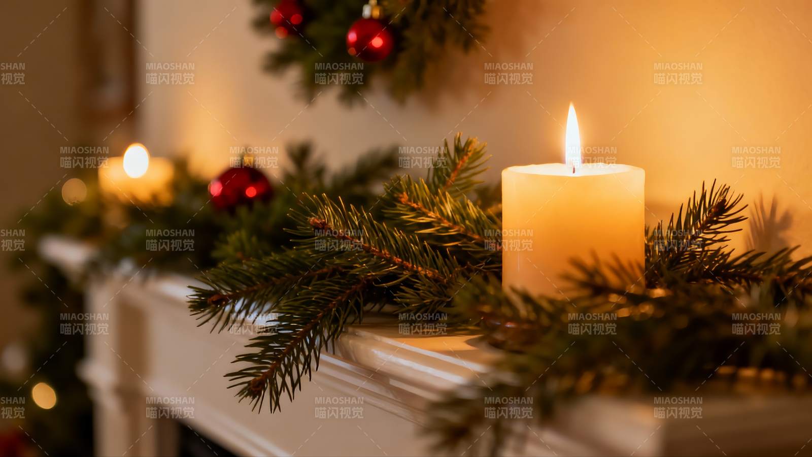 壁炉架上的圣诞蜡烛与松枝图片