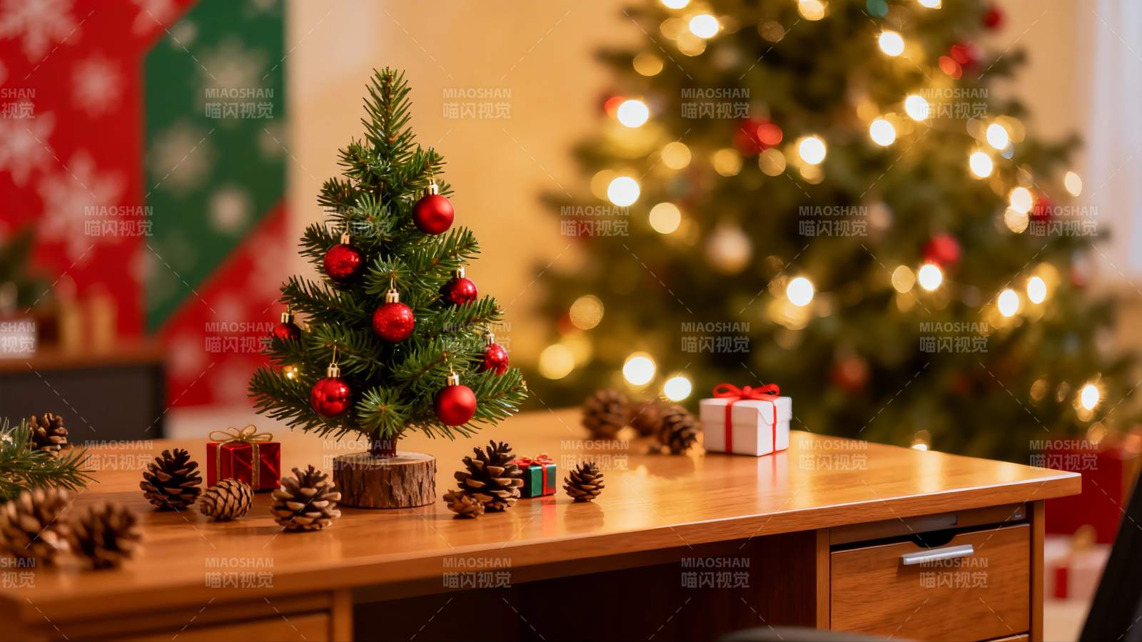 圣诞树与礼物盒桌面装饰图片