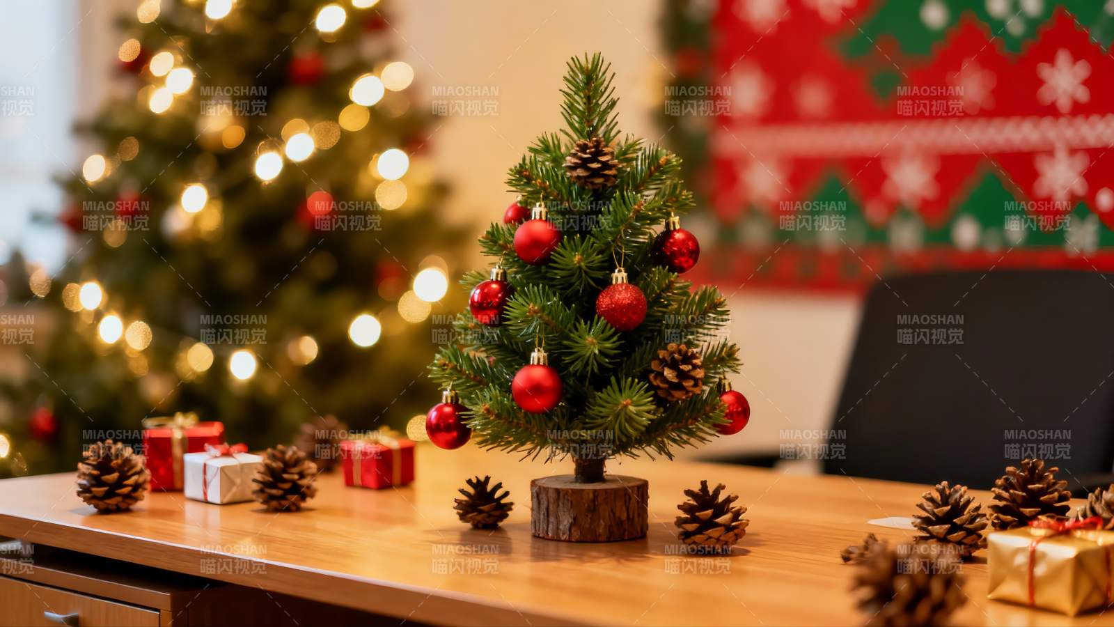 圣诞树与松果桌面装饰图片
