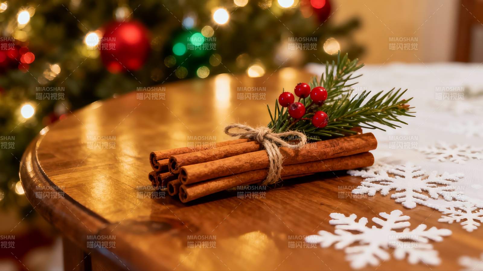 圣诞餐桌装饰温馨节日氛围图片