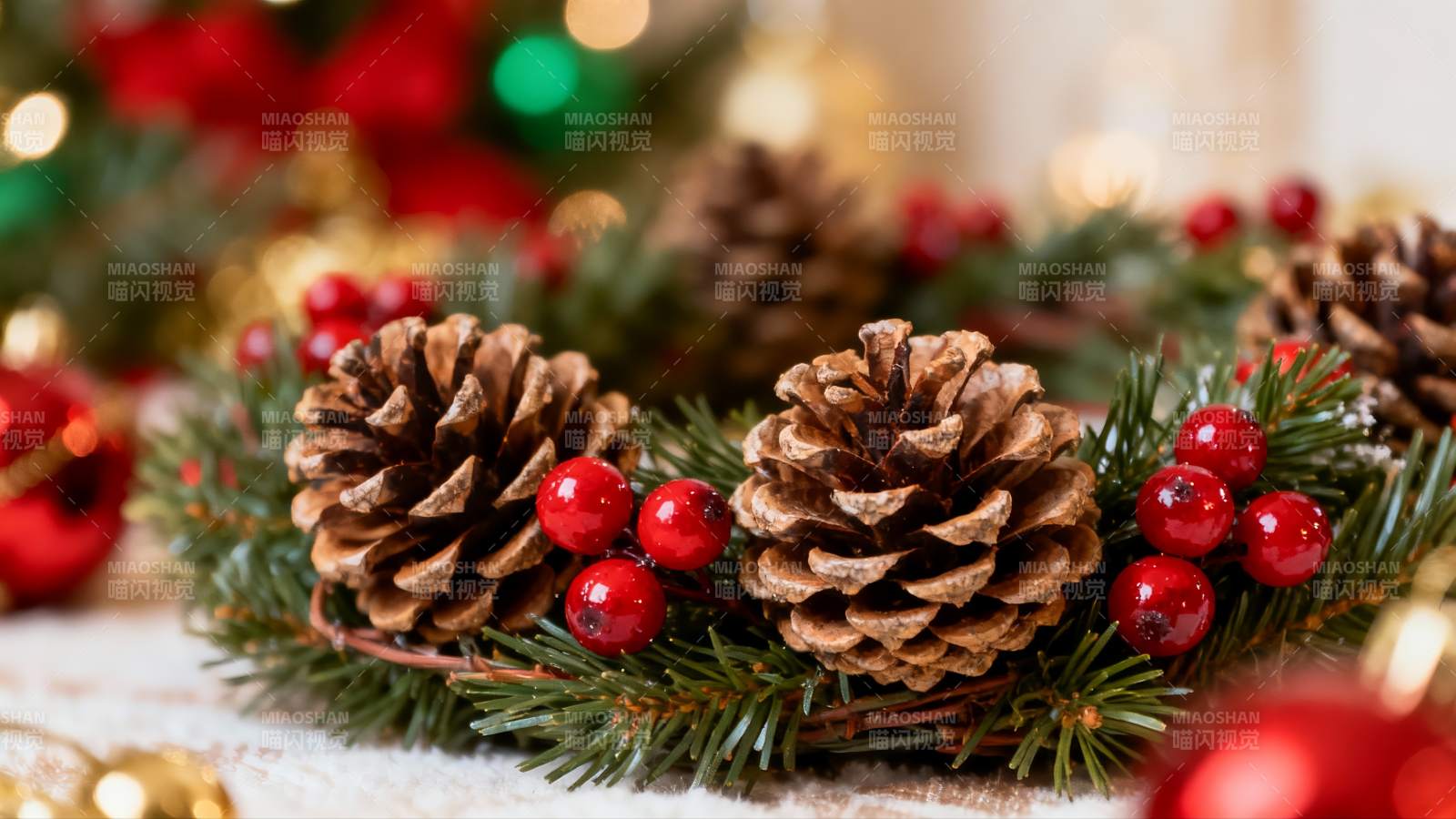 圣诞花环松果红果装饰图片