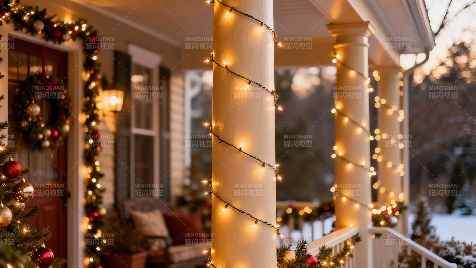 冬日圣诞装饰的温馨门廊图片