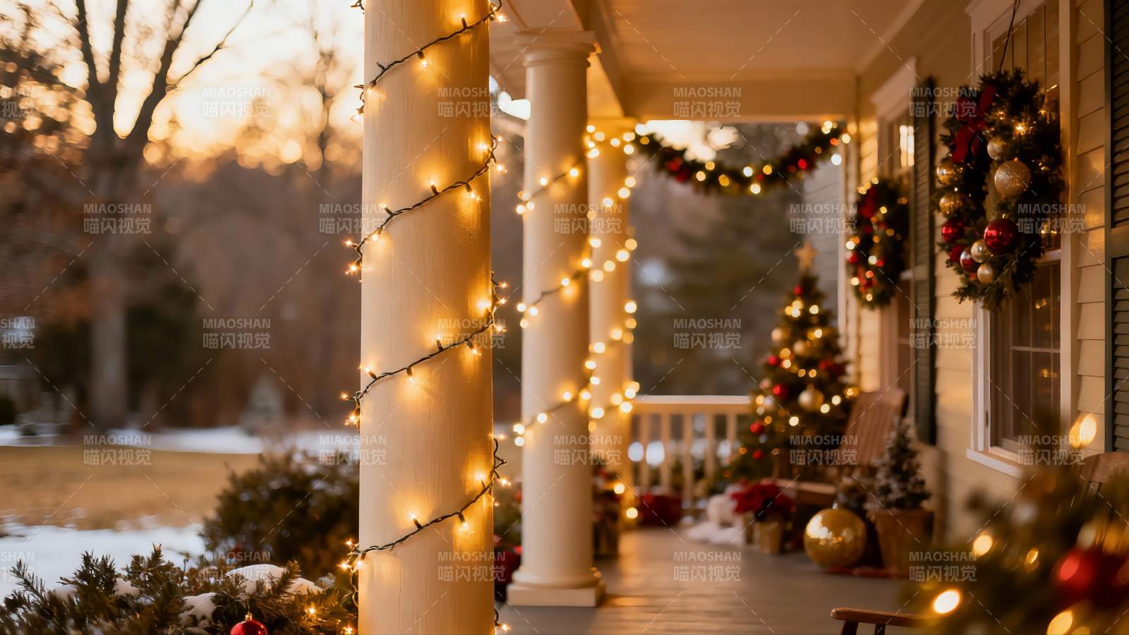 圣诞装饰的温馨门廊夜景图片