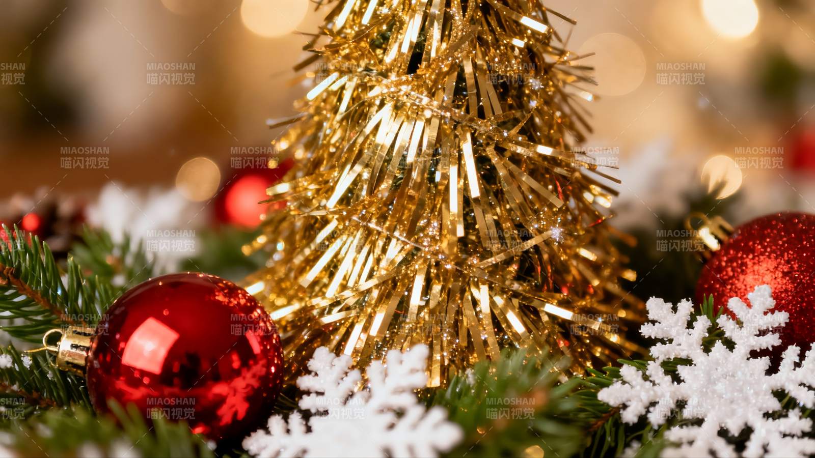 圣诞装饰金色树与红色球图片