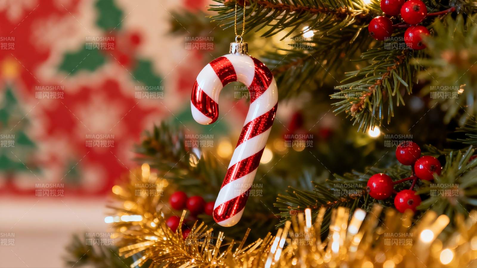 圣诞树上的糖果拐杖装饰图片