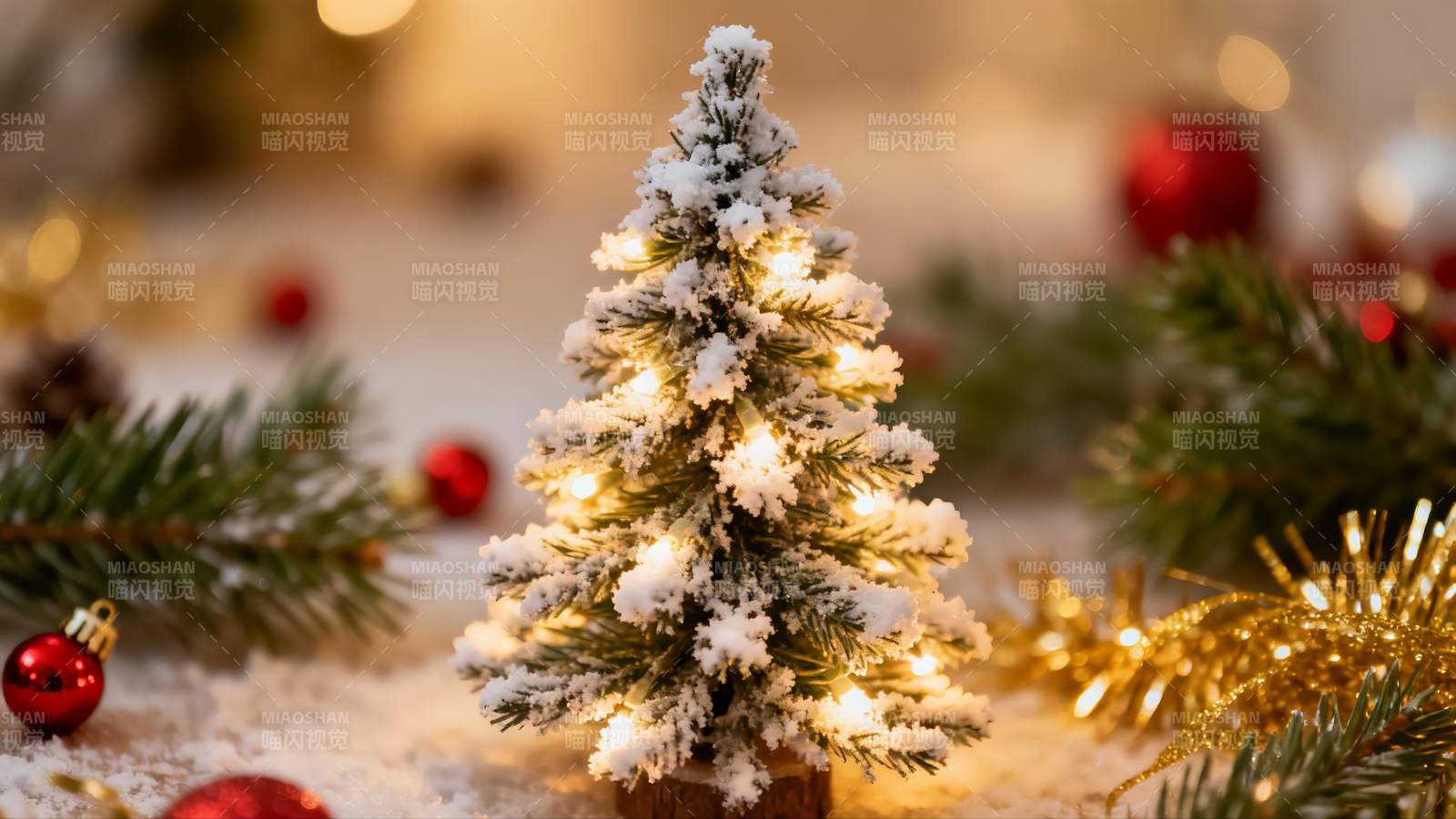 雪覆圣诞树灯光闪烁图片