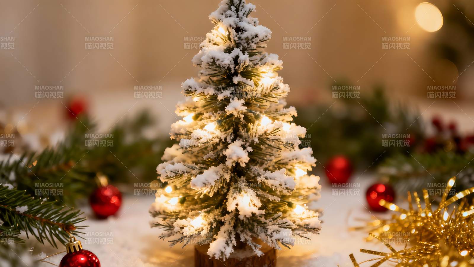 雪覆圣诞树灯光闪烁图片