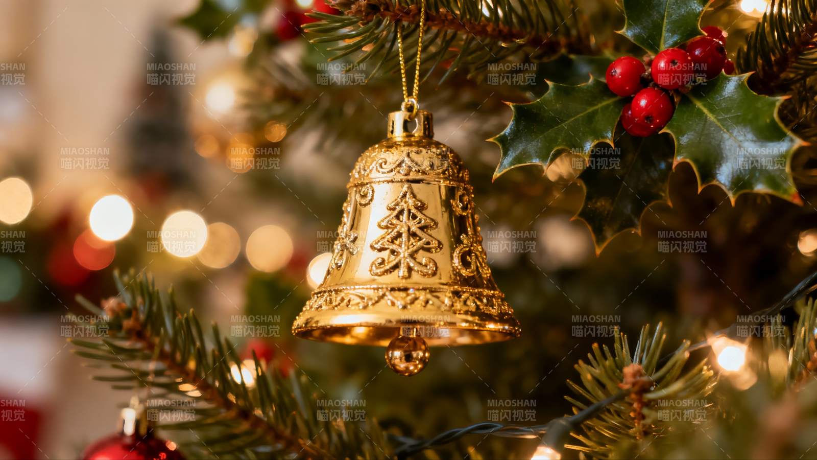 圣诞树上的金色铃铛装饰图片