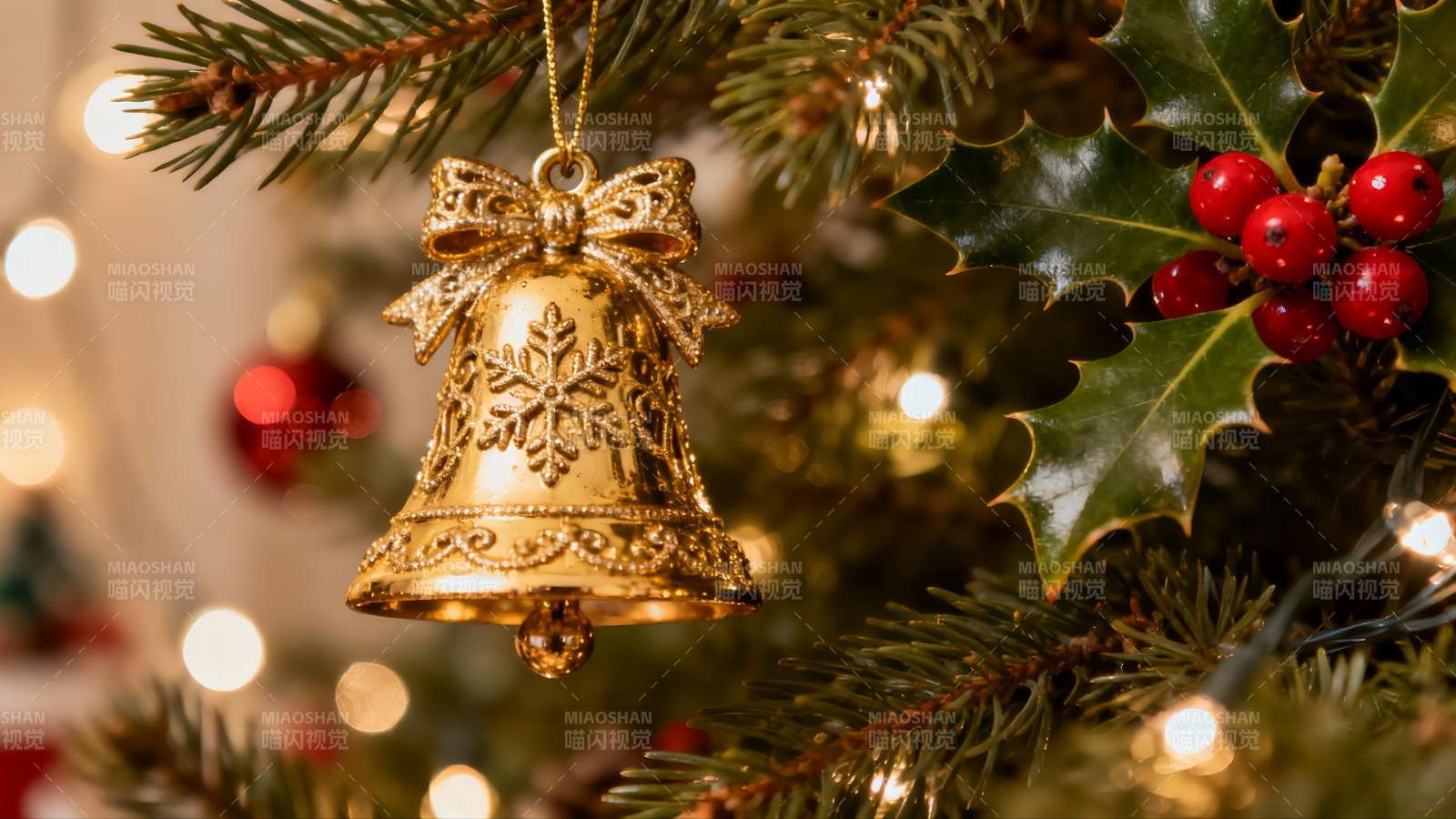 圣诞树上的金色铃铛装饰图片