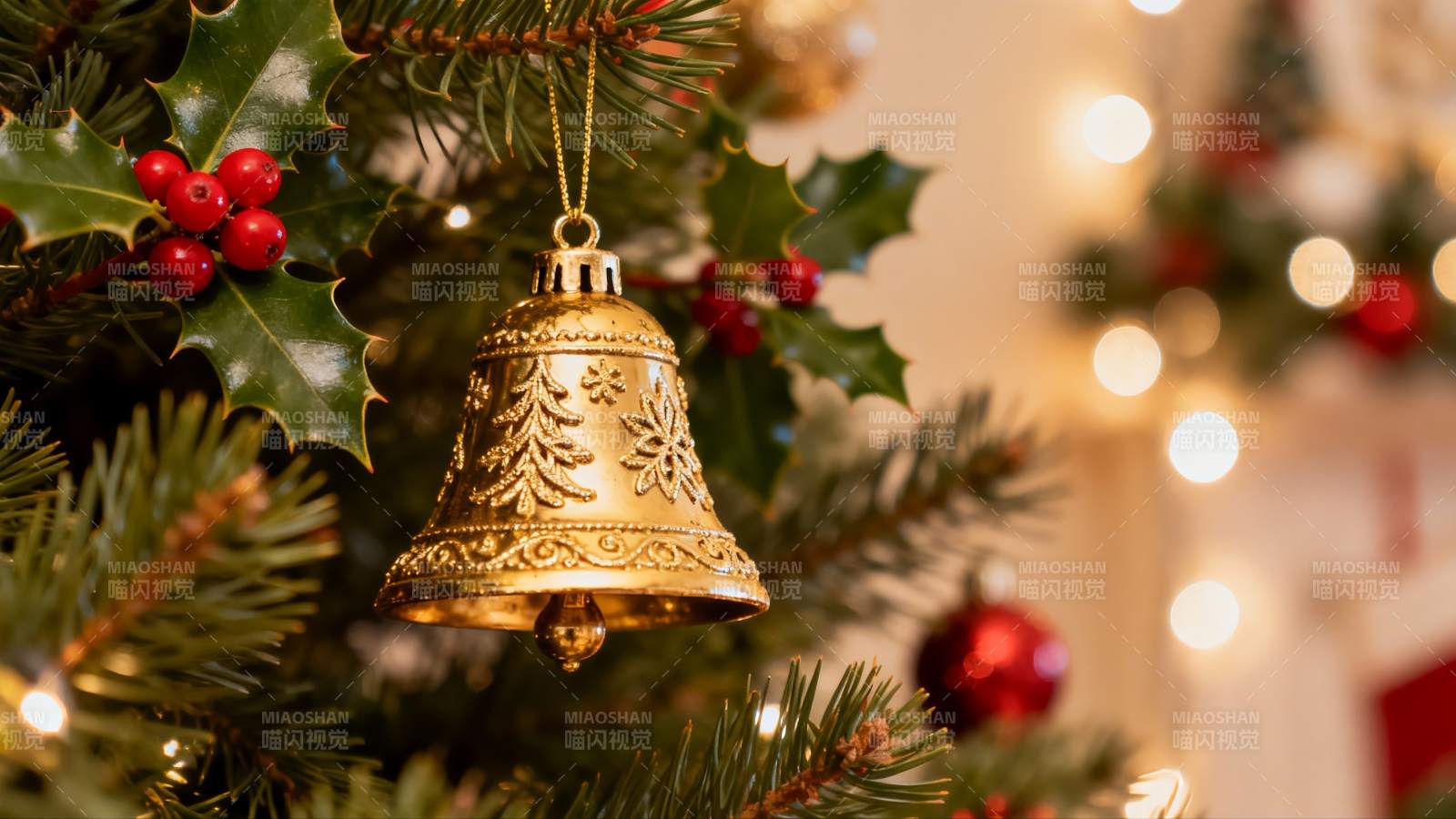 圣诞树上的金色铃铛装饰图片