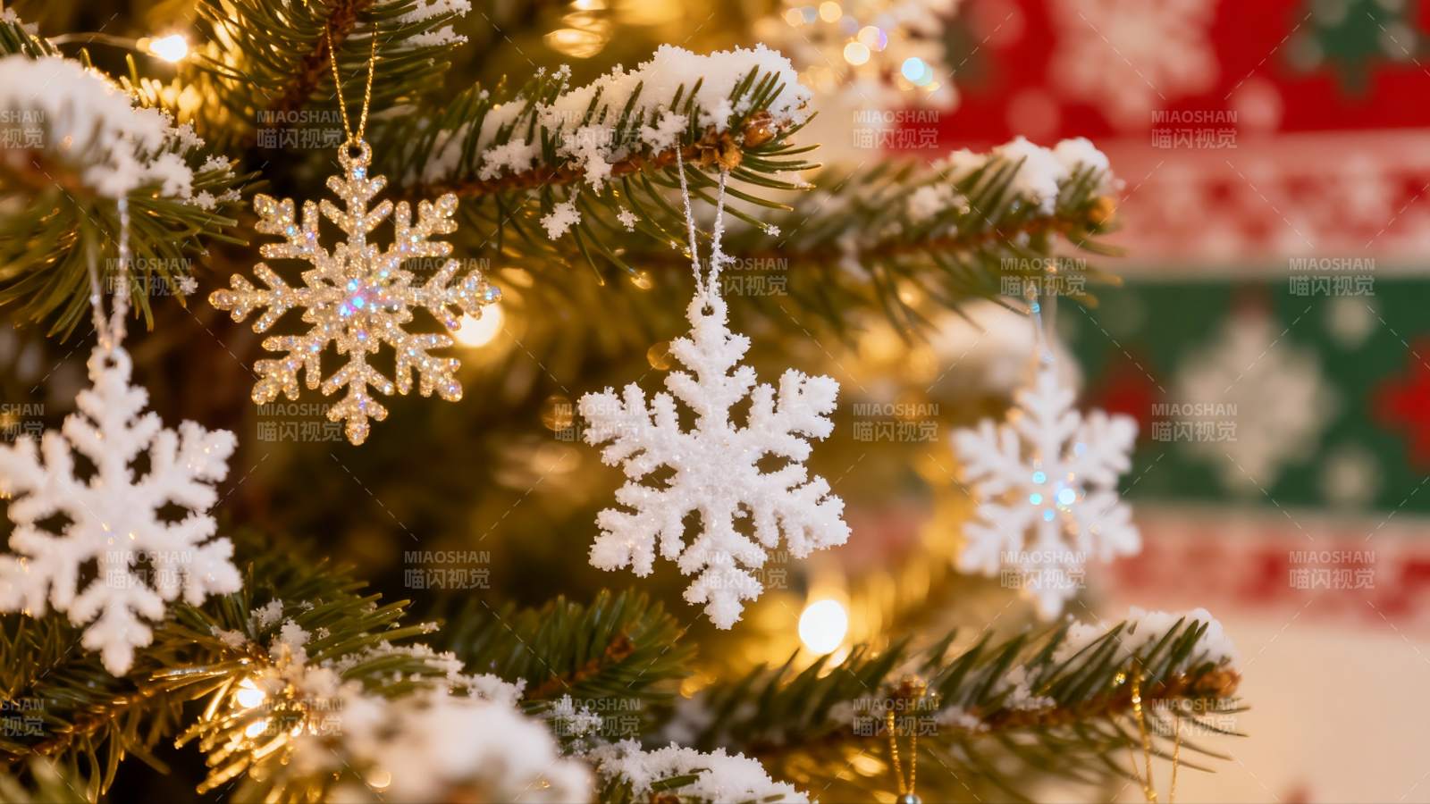 圣诞树挂饰雪景特写图片