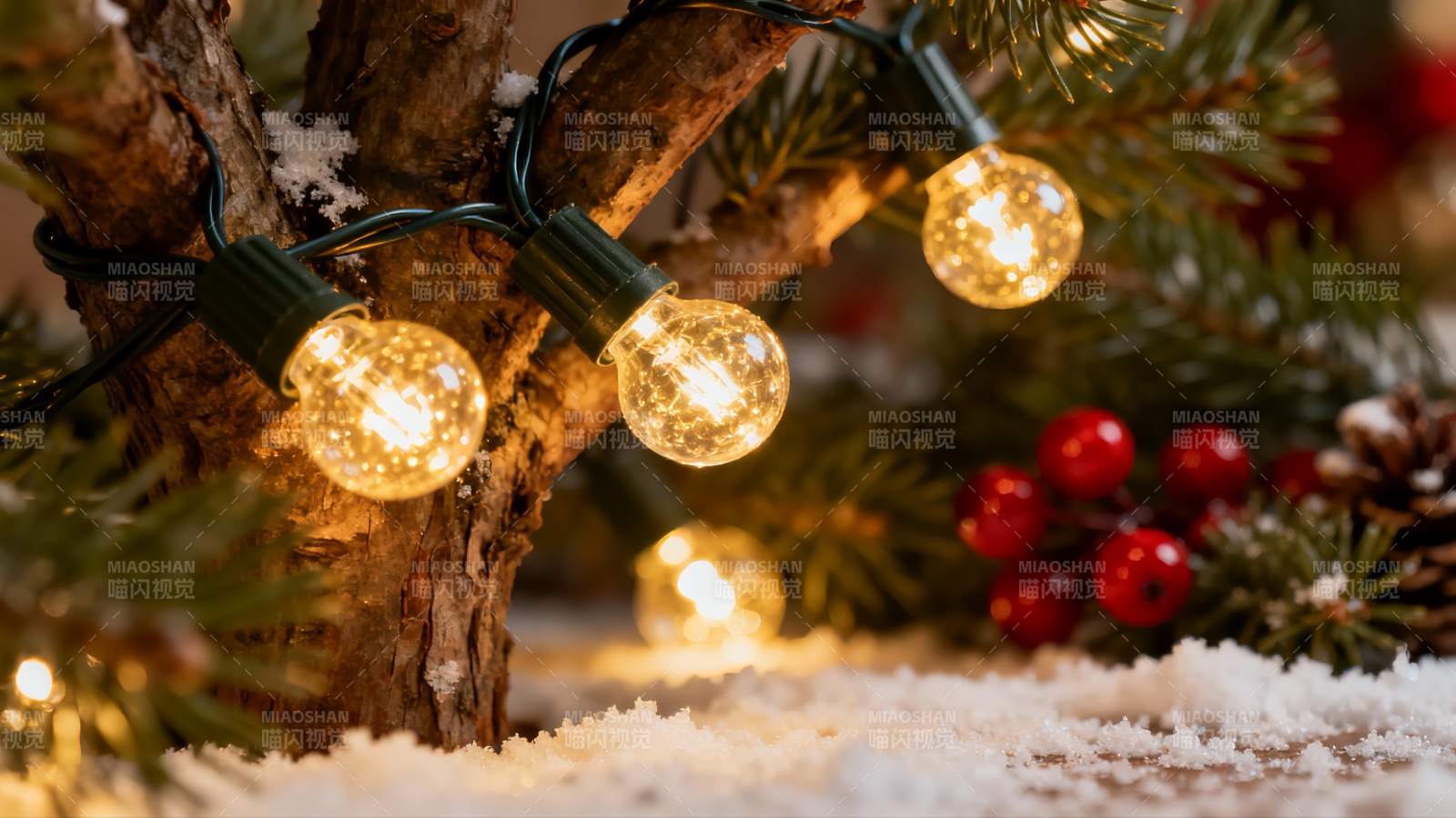 雪中松枝挂灯节日氛围图片