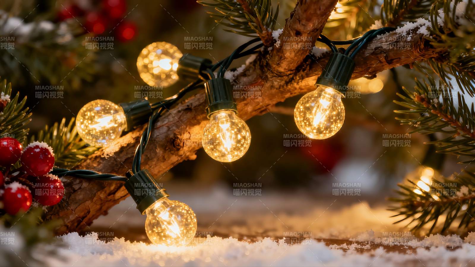 雪中圣诞灯饰闪烁图片
