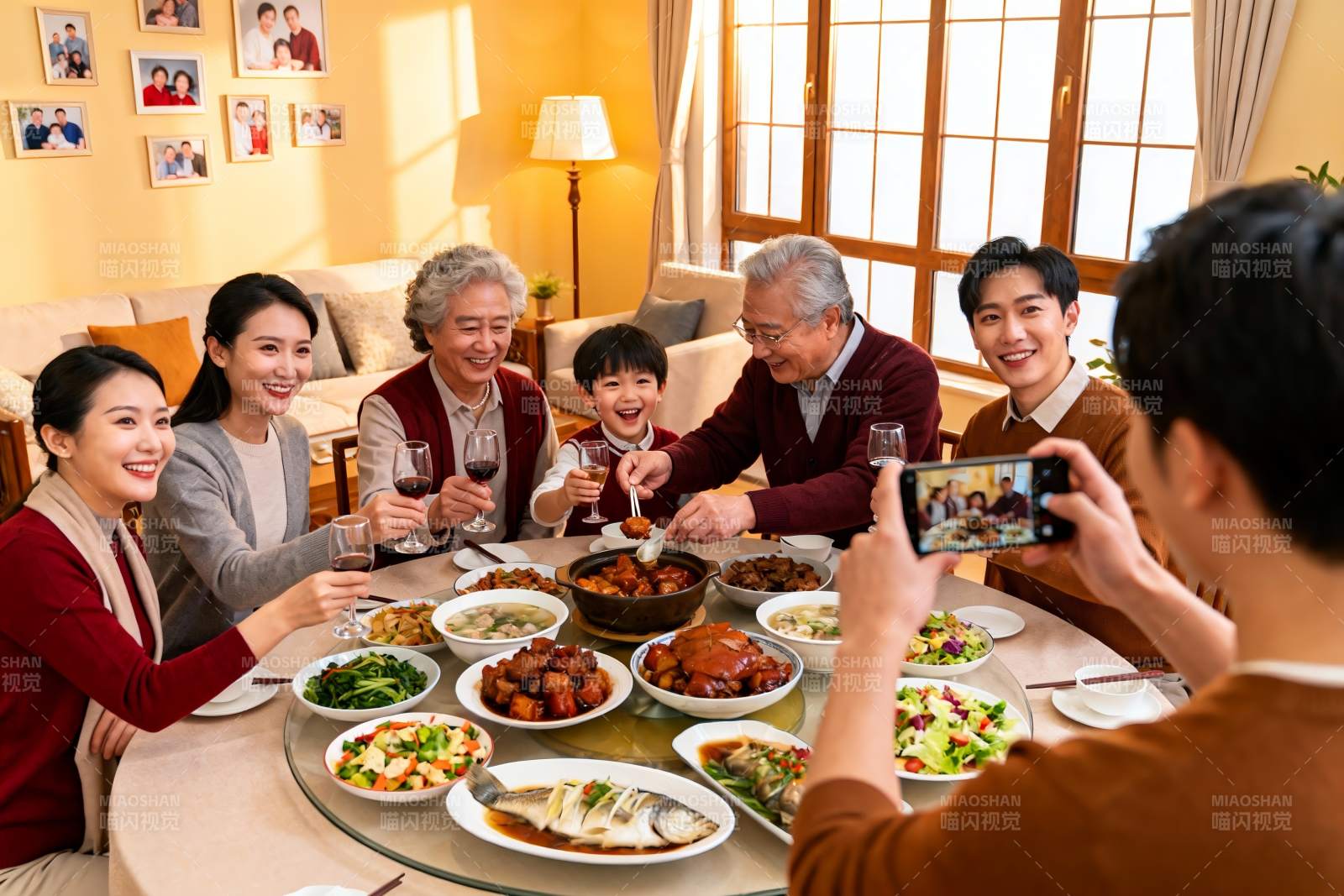 三代同堂家庭聚餐温馨场景图片