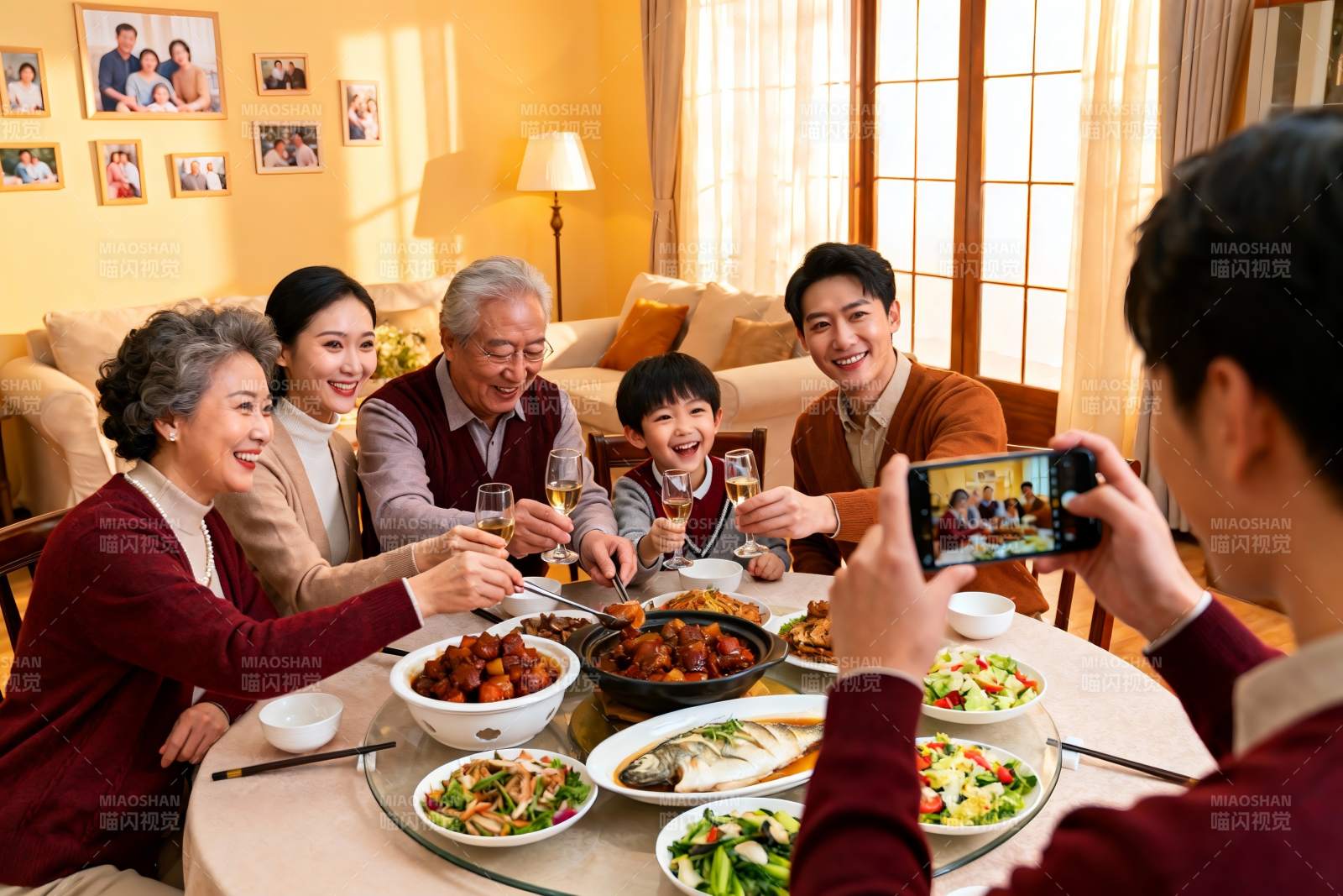 家庭聚餐欢庆时刻图片