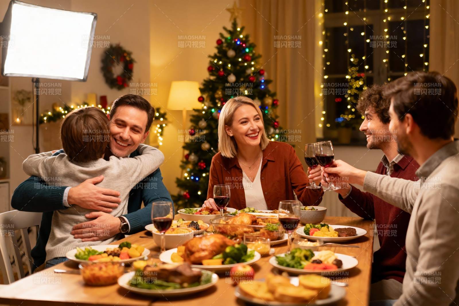 圣诞晚餐家人团聚温馨场景图片