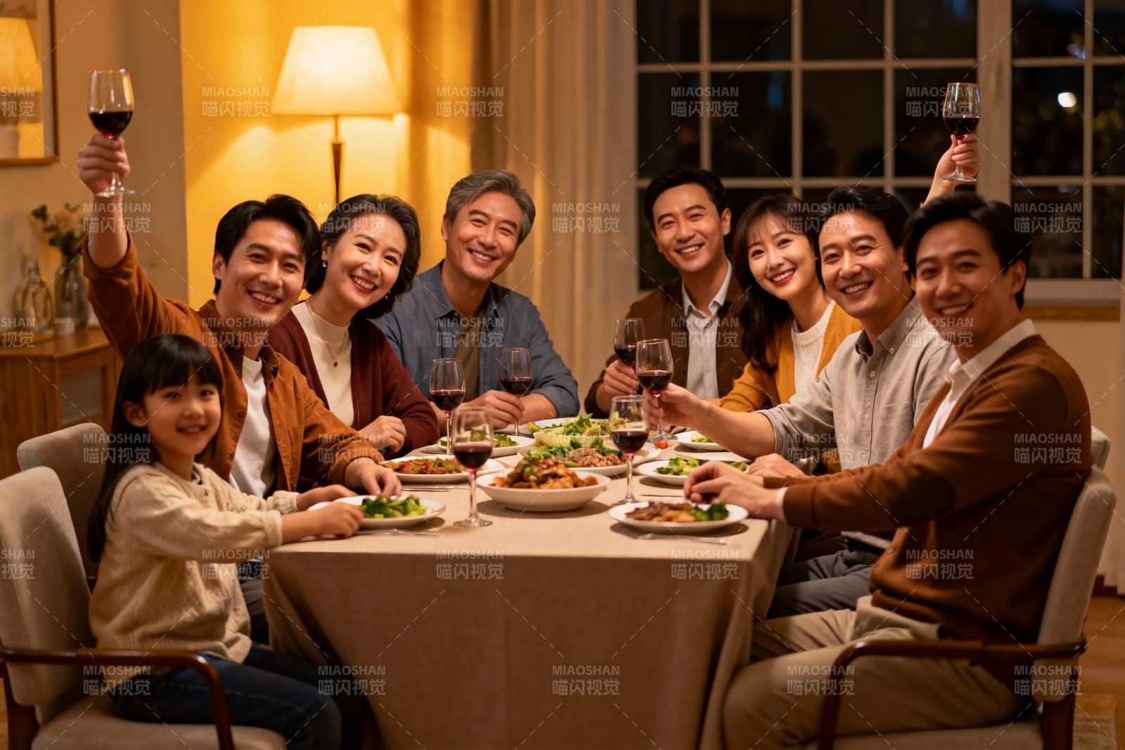 温馨家庭聚餐举杯欢庆图片