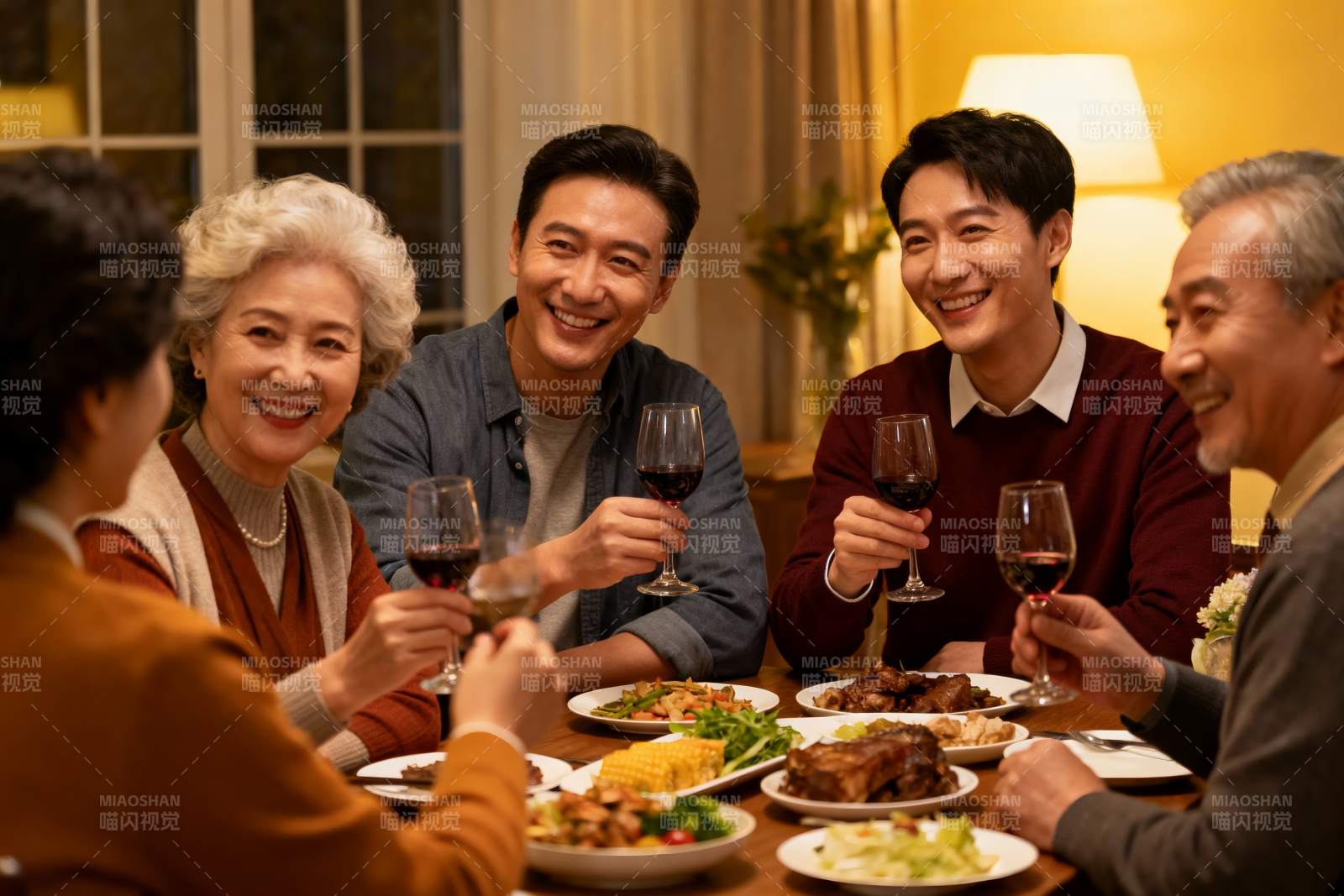 三代同堂家庭聚餐温馨时刻图片