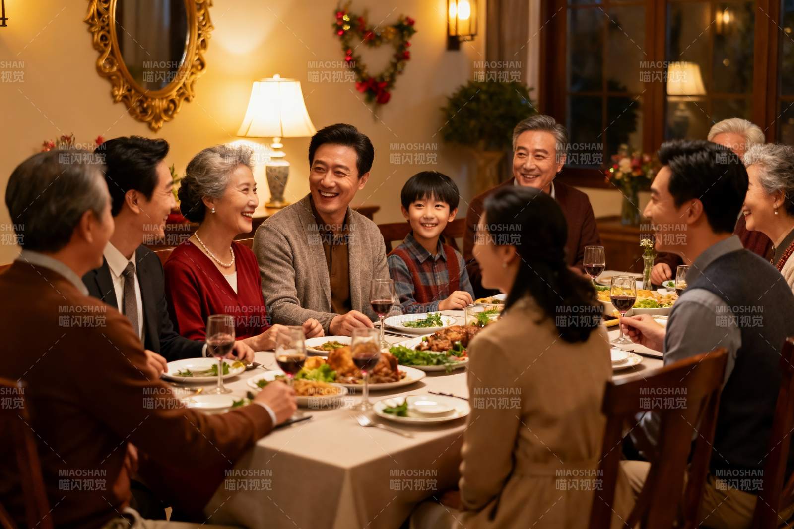 家庭聚餐温馨场景图片