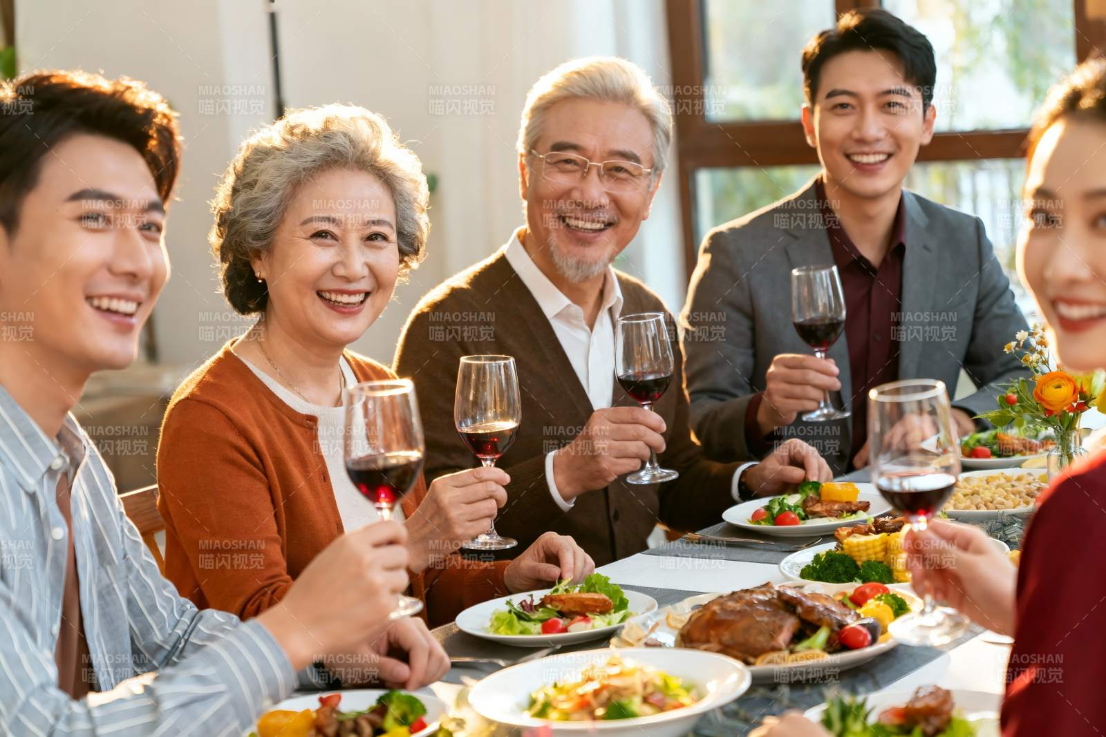 三代同堂家庭聚餐欢庆时刻图片