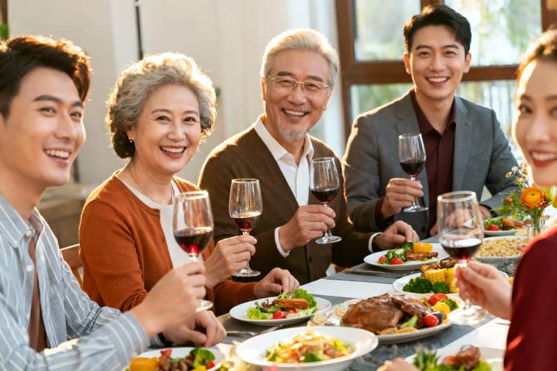 三代同堂家庭聚餐欢庆时刻图片