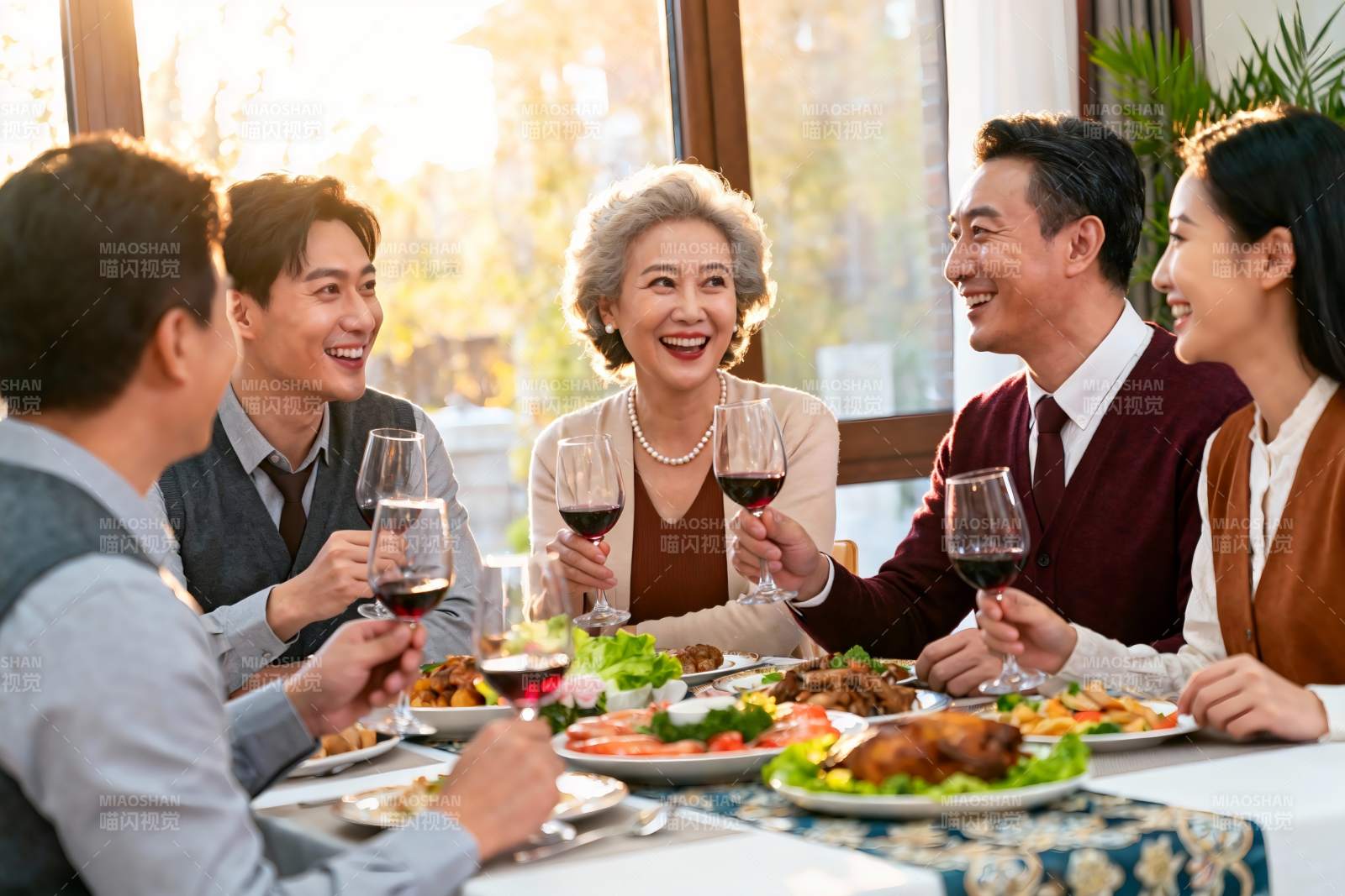 家庭聚餐欢庆时刻图片