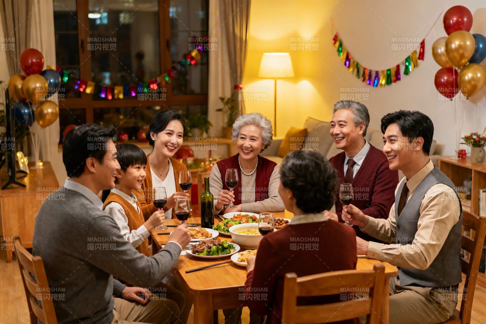 家庭聚餐欢庆时刻图片