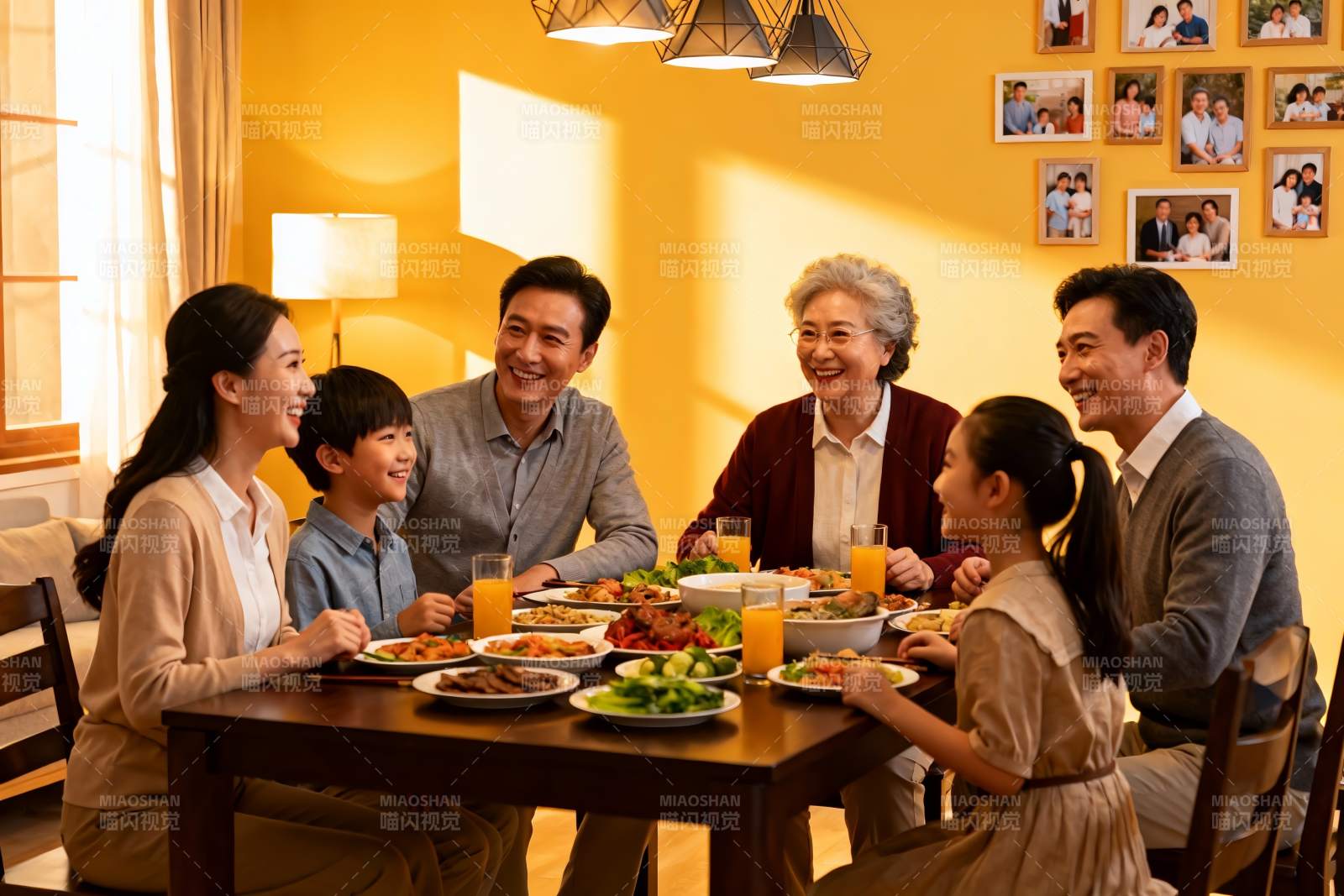 三代同堂家庭聚餐温馨场景图片