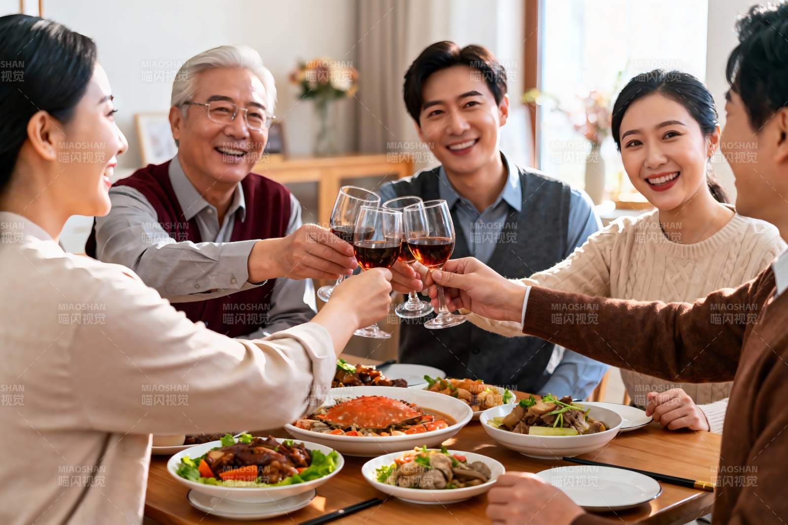 家庭聚餐欢庆时刻图片