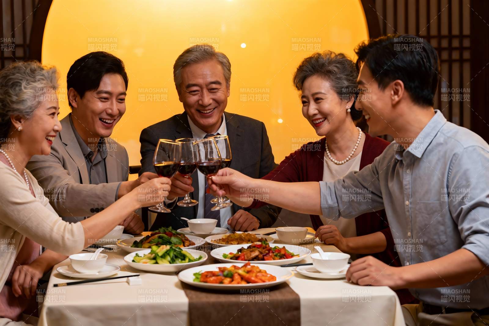 家庭聚餐欢庆时刻图片