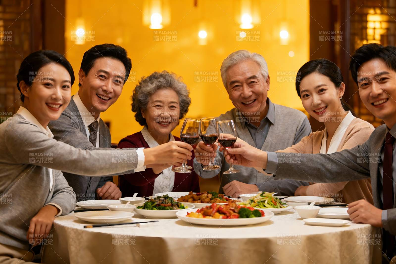 家庭聚餐举杯欢庆图片